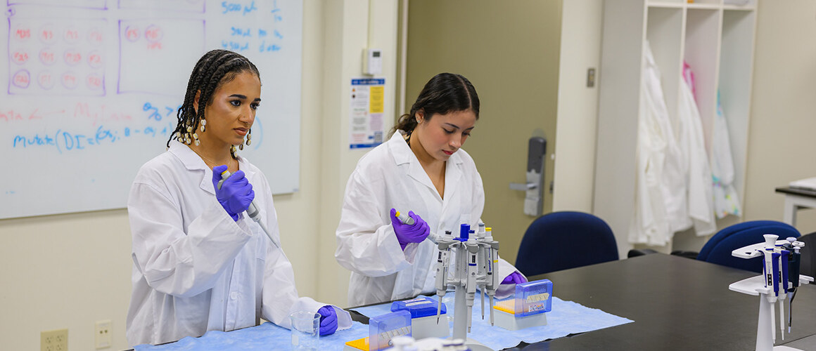 Kelly Aja ’27 (near left) and Kimberly Dominguez ’27 are Beckman Scholars who are mentored by Professor Jared Schwartzer.