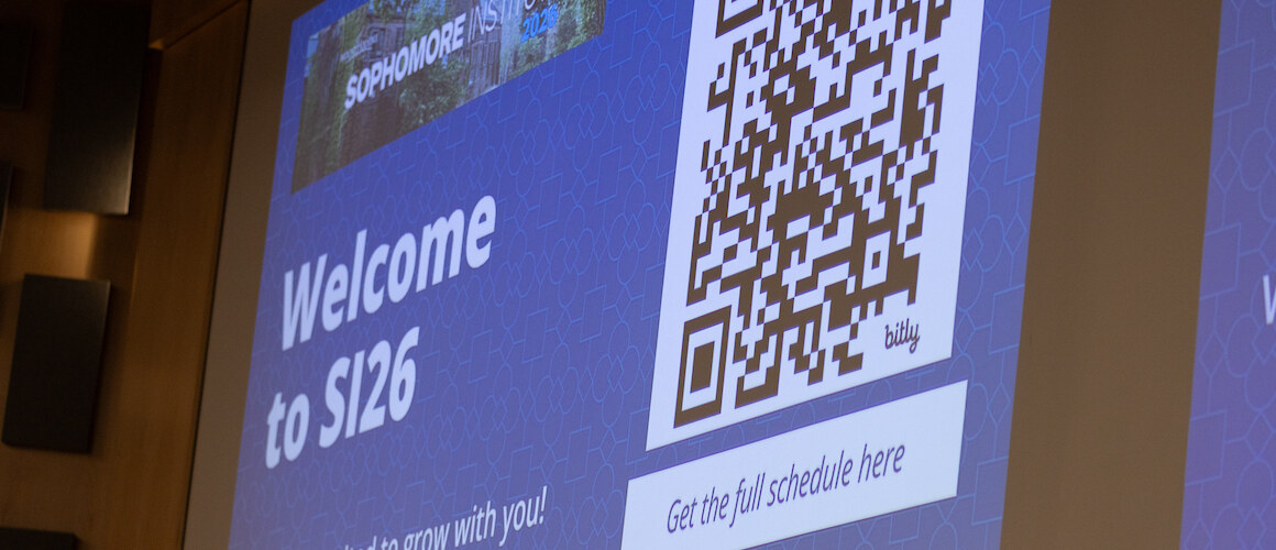 Presentation on a projection screen welcoming students to SI 2026.